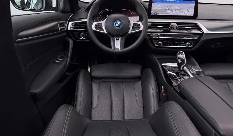 
								BMW Seria 5 530e xDrive Aut. M Sport Edition full									