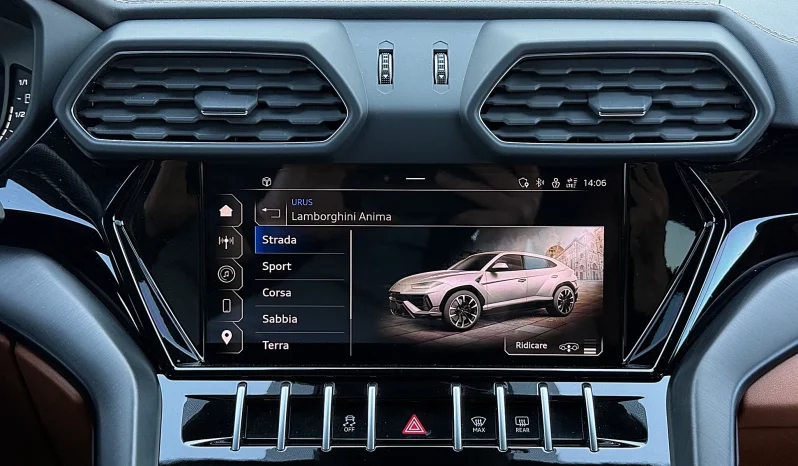
								Lamborghini URUS Standard full									