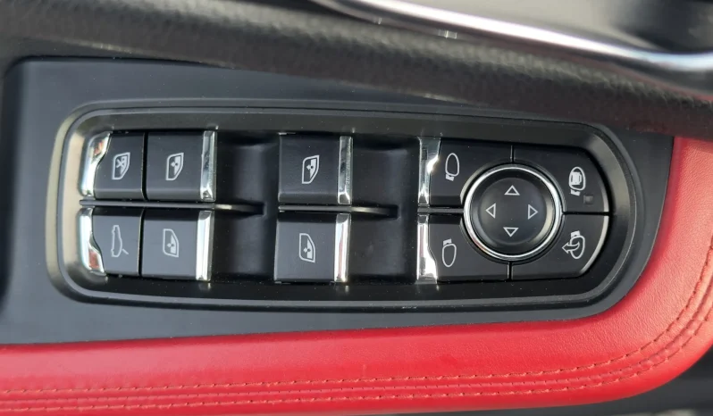 
								Porsche Macan Standard full									