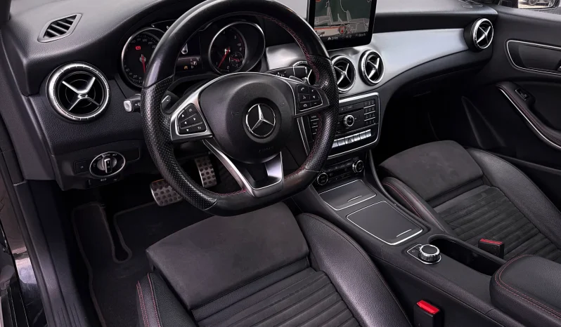 
								Mercedes-Benz CLA 220 d 7G-DCT AMG Line full									