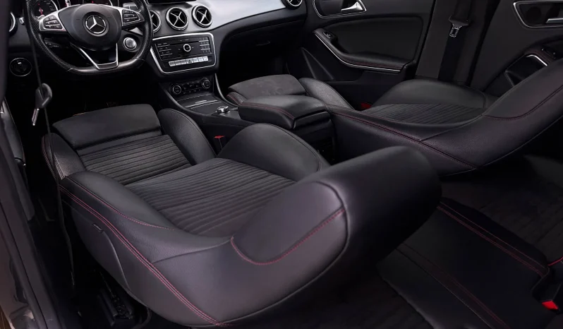
								Mercedes-Benz CLA 220 d 7G-DCT AMG Line full									