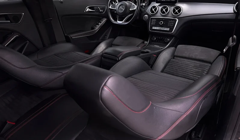 
								Mercedes-Benz CLA 220 d 7G-DCT AMG Line full									