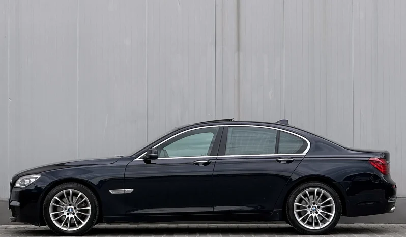 
								BMW Seria 7 730d Edition Exclusive full									