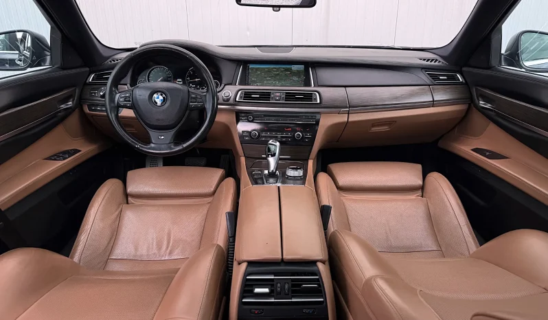 
								BMW Seria 7 730d Edition Exclusive full									