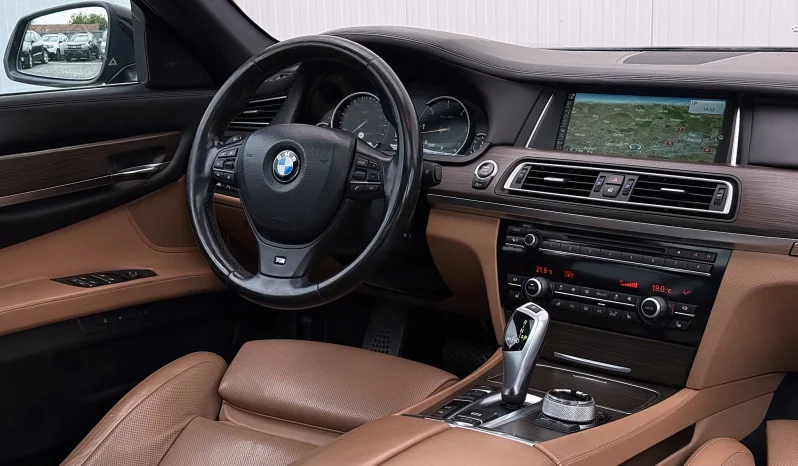
								BMW Seria 7 730d Edition Exclusive full									