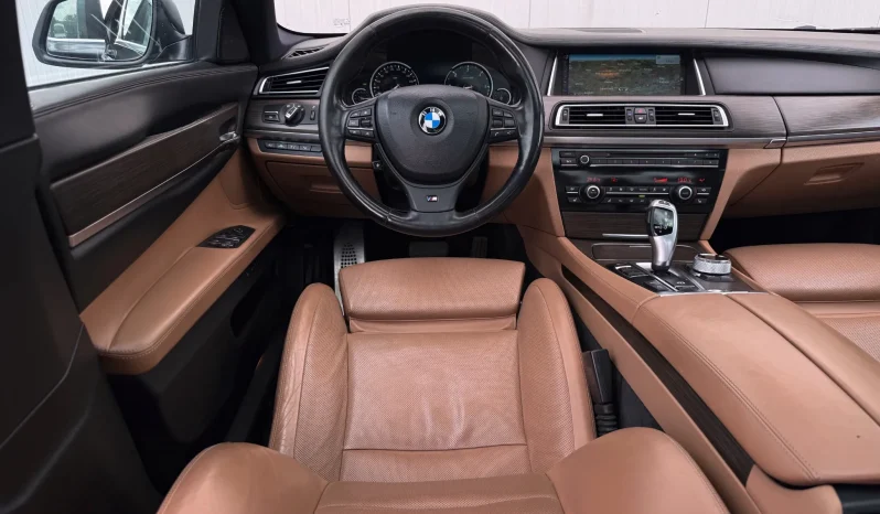 
								BMW Seria 7 730d Edition Exclusive full									