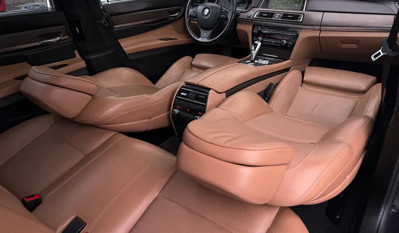 
								BMW Seria 7 730d Edition Exclusive full									