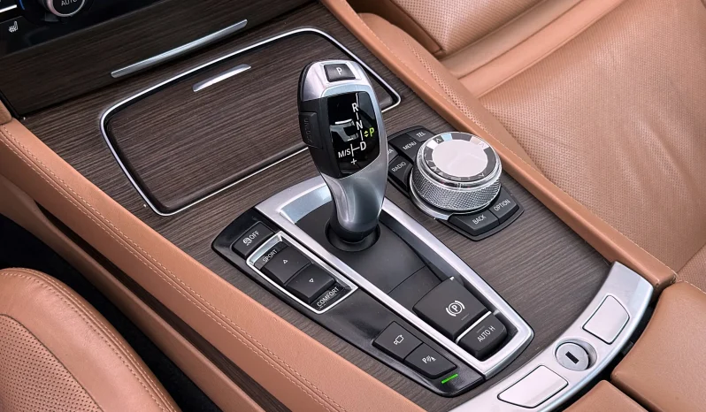 
								BMW Seria 7 730d Edition Exclusive full									