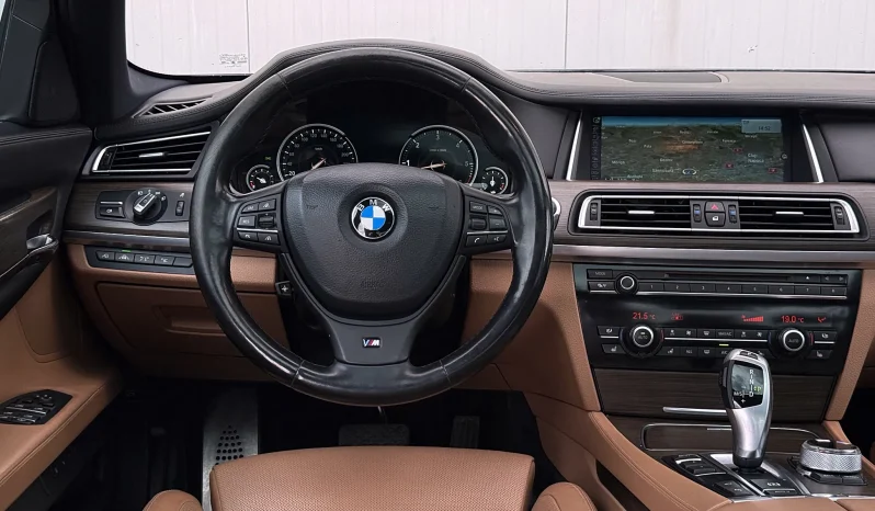 
								BMW Seria 7 730d Edition Exclusive full									