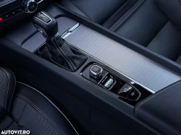 
										Volvo XC 60 T6 AWD R-Design full									