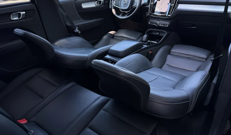 
								Volvo XC 40 D4 AWD Momentum Pro full									
