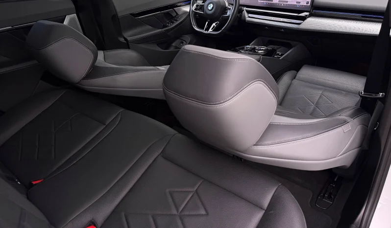 
								BMW Seria 5 520d xDrive AT MHEV full									