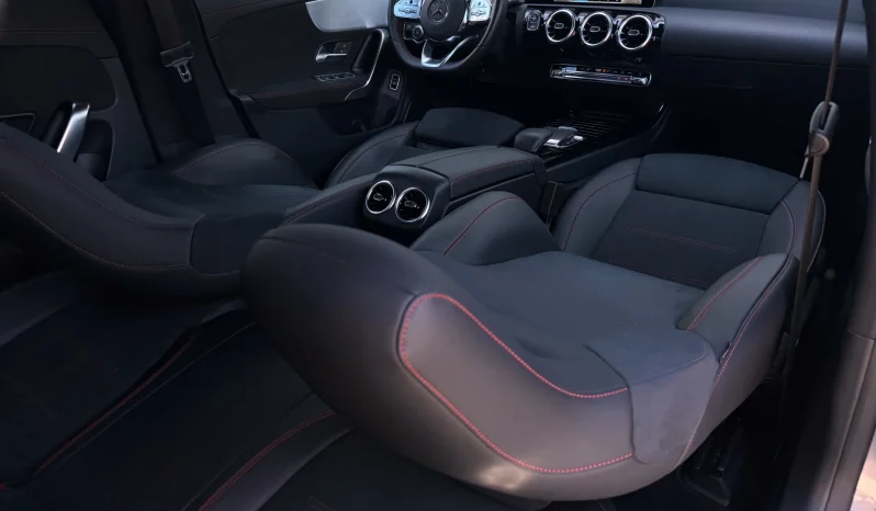 
								Mercedes-Benz CLA 200 full									