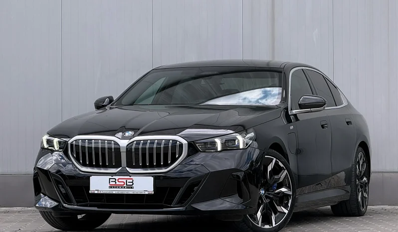 
								BMW Seria 5 550e xDrive AT PHEV full									