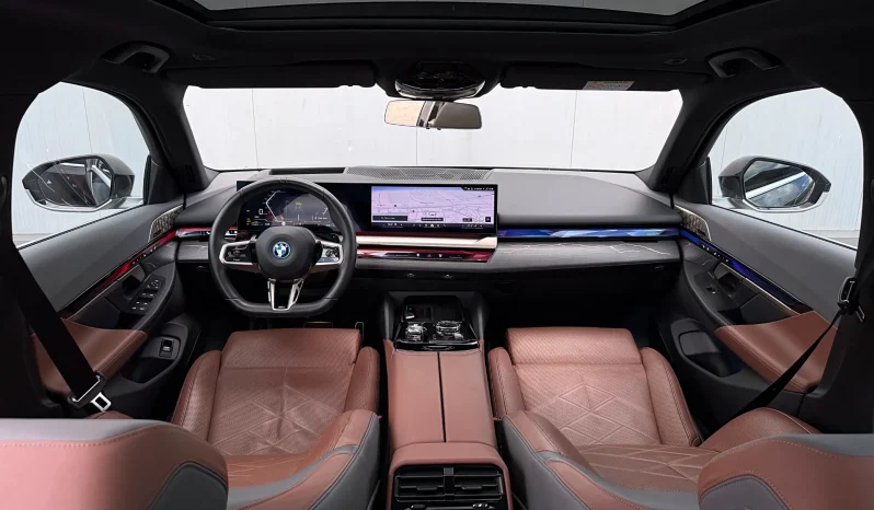 
								BMW Seria 5 550e xDrive AT PHEV full									
