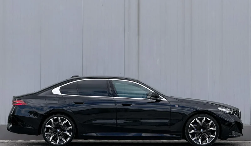 
								BMW Seria 5 550e xDrive AT PHEV full									