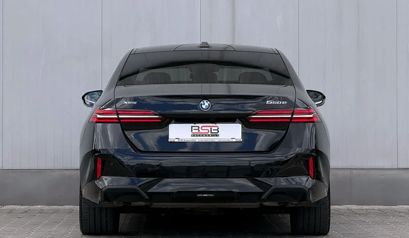 
								BMW Seria 5 550e xDrive AT PHEV full									