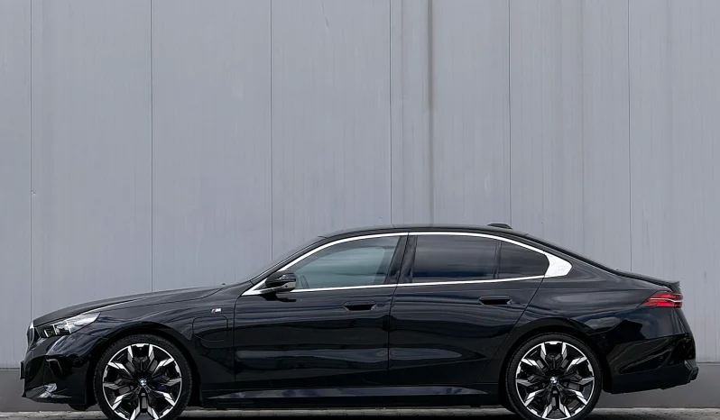 
								BMW Seria 5 550e xDrive AT PHEV full									