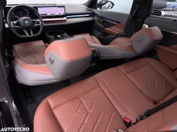 
										BMW Seria 5 550e xDrive AT PHEV full									