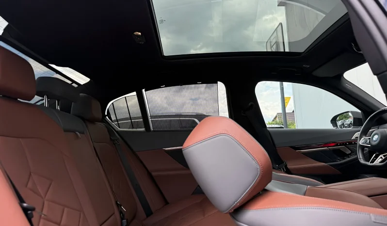 
								BMW Seria 5 550e xDrive AT PHEV full									