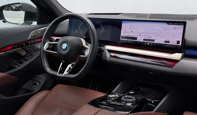 
								BMW Seria 5 550e xDrive AT PHEV full									