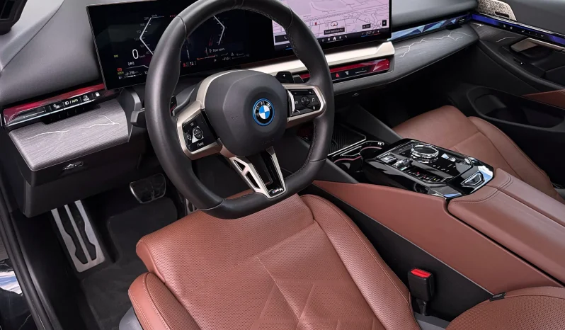 
								BMW Seria 5 550e xDrive AT PHEV full									