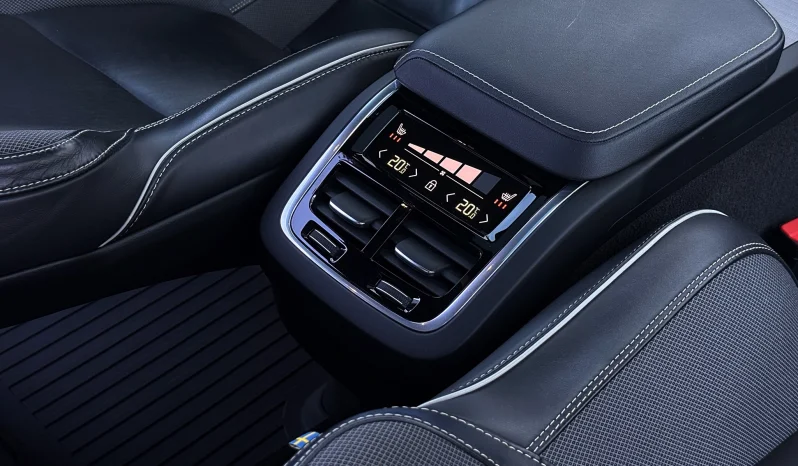 
								Volvo XC 60 B4 MHEV AWD R-Design full									