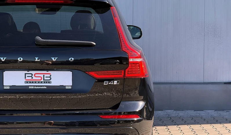 
								Volvo XC 60 B4 MHEV AWD R-Design full									
