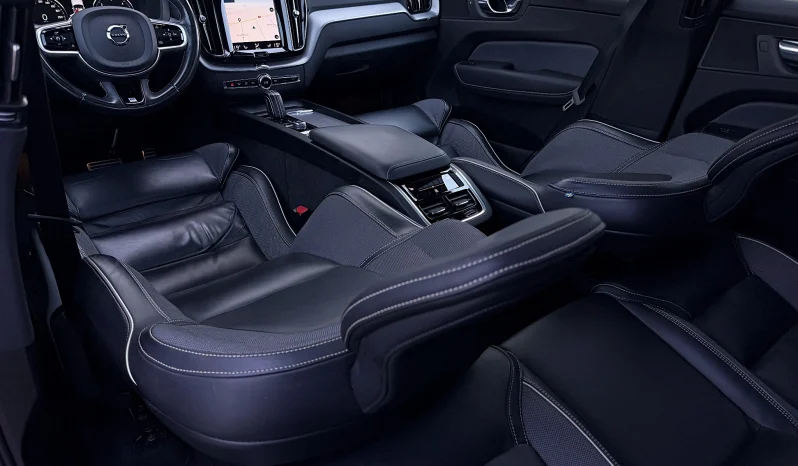 
								Volvo XC 60 B4 MHEV AWD R-Design full									