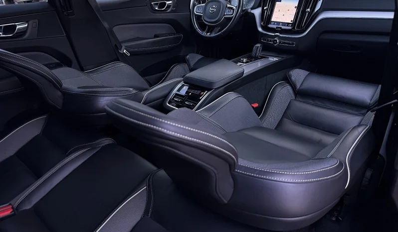 
								Volvo XC 60 B4 MHEV AWD R-Design full									