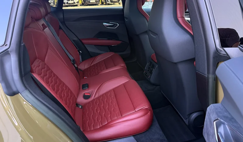
								Audi e-tron GT RS quattro full									